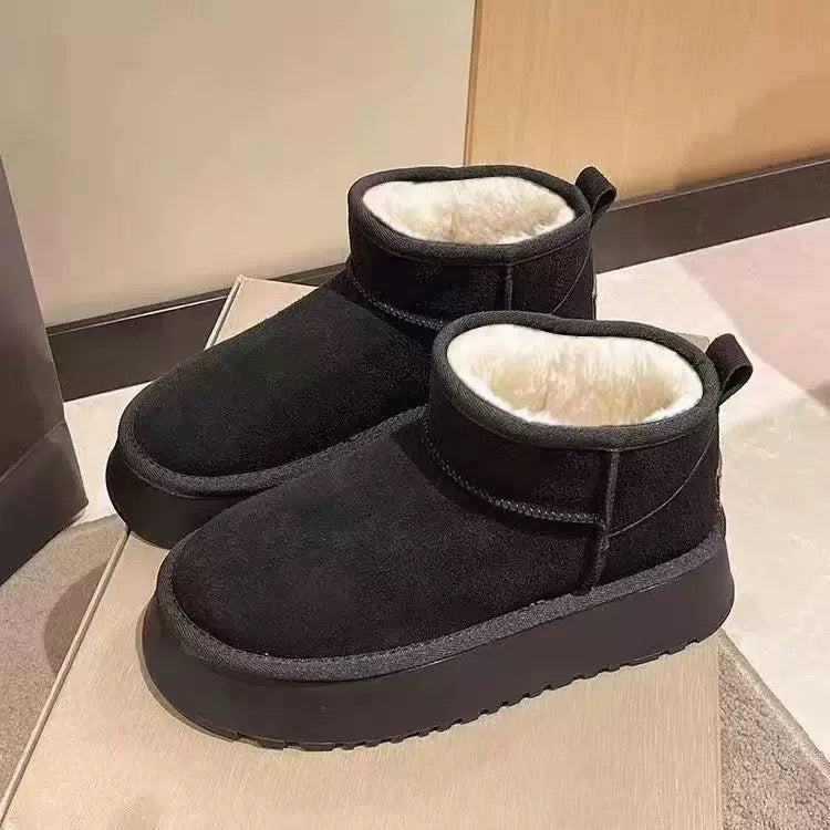 Black faux-fur-lined platform snow boots interior detail